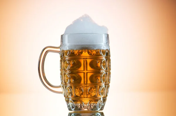 Szklanki piwa przed kolorowe tło gradientowe — Zdjęcie stockowe
