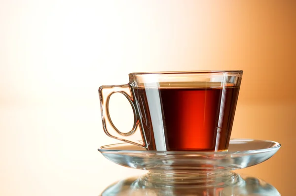 Чашка чая на отражающей поверхности — стоковое фото