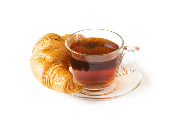 Kahvaltı konsepti - kruvasan ve üzerinde beyaz izole çay — Stok fotoğraf