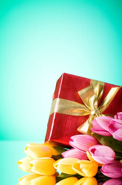 Kutlama kavramı - hediye kutusu ve Lale çiçek — Stok fotoğraf
