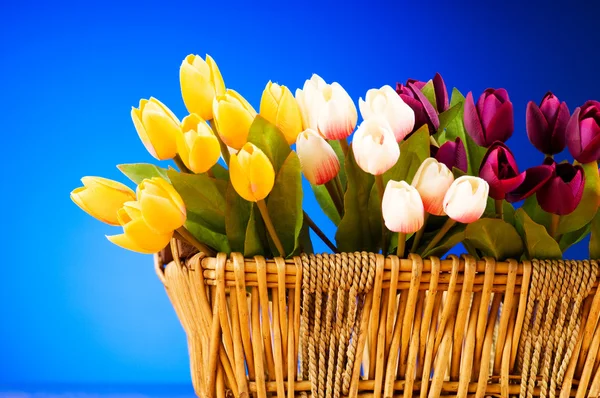 Buquê de tulipas coloridas na mesa — Fotografia de Stock