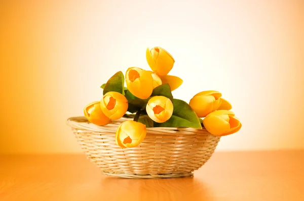 Μπουκέτο λουλούδια τουλίπα στο τραπέζι — Φωτογραφία Αρχείου