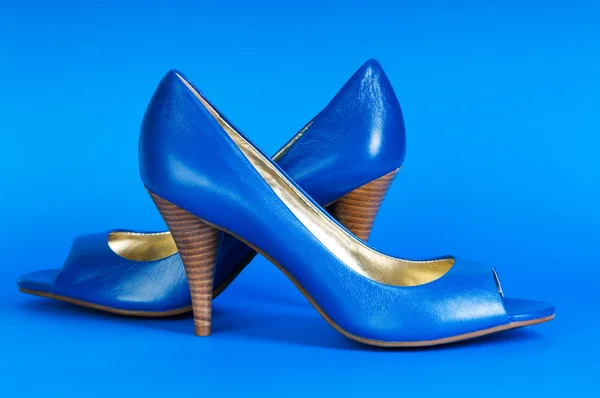 Divat fogalma, kék nő magas sarkú cipő — Stock Fotó