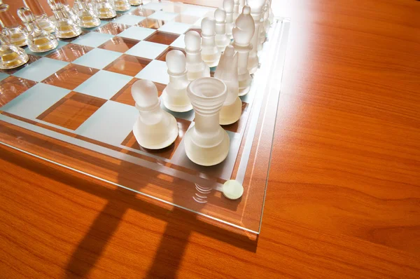 Satranç figürleri oyun tahtası üzerinde bir dizi — Stok fotoğraf