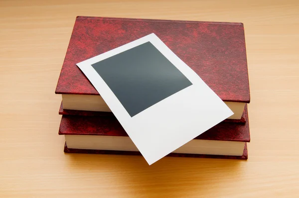 Libros y fotos en blanco sobre mesa de madera —  Fotos de Stock