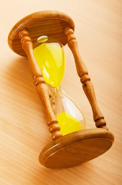 Concepto de tiempo - reloj de arena contra el fondo de madera — Foto de Stock
