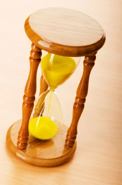 Концепція часу - пісочний годинник на дерев'яному фоні — стокове фото