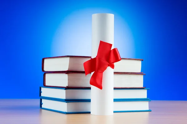 Diploma e pilha de livros em segundo plano — Fotografia de Stock
