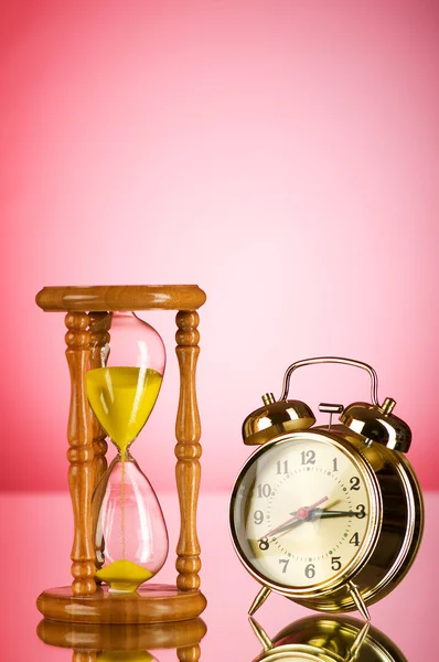 Concepto de tiempo con reloj y cristal de hora —  Fotos de Stock