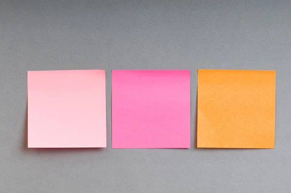 Upomínky na zářivě barevný papír — Stock fotografie