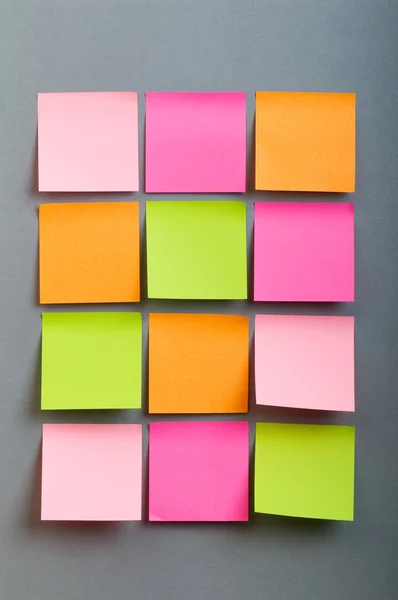Notes de rappel sur le papier coloré lumineux — Photo