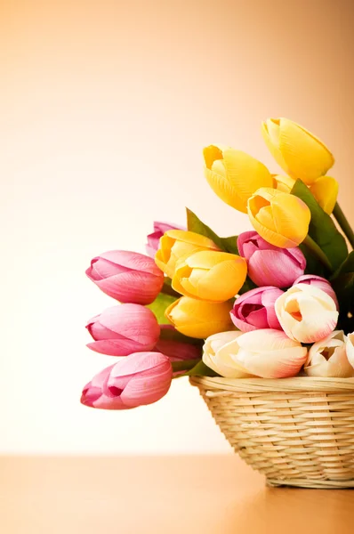 Mazzo di fiori di tulipano sul tavolo — Foto Stock