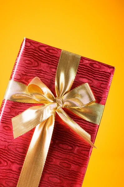Conceito de celebração - Caixa de presente contra fundo colorido — Fotografia de Stock