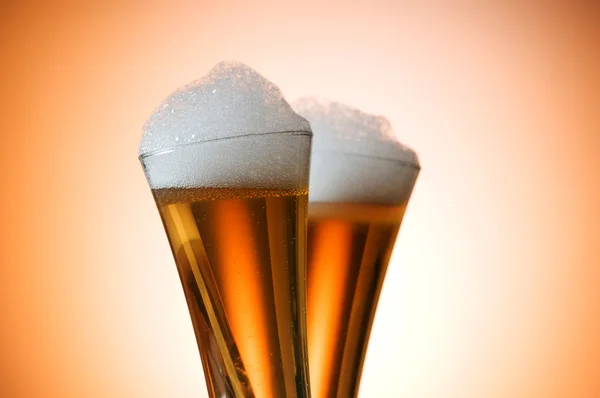 Beer glasses against the colorful gradient background — Stock Photo, Image