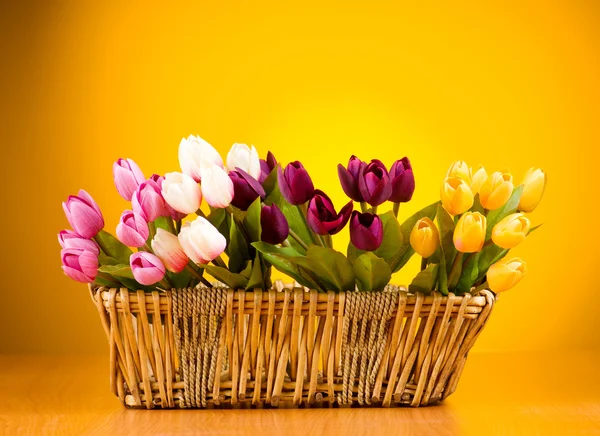 Bouquet di tulipani colorati sul tavolo — Foto Stock