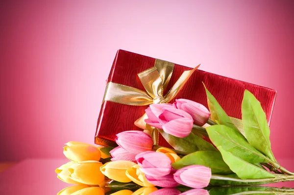 Firandet koncept - gift box och tulpan blommor — Stockfoto