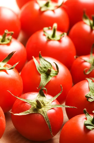Czerwone pomidory, ułożone na stoisku rynku — Zdjęcie stockowe