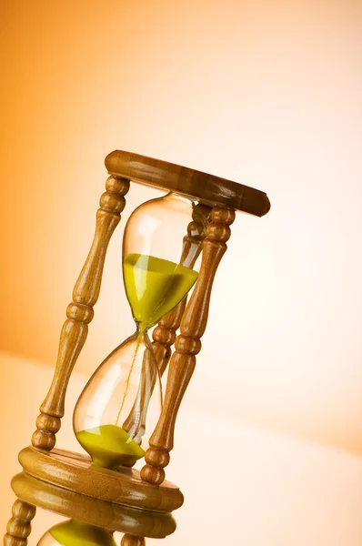 Концепція часу пісочний годинник на градієнтному фоні — стокове фото