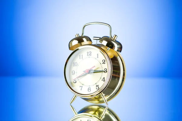 Έννοια του χρόνου - Ξυπνητήρι πολύχρωμο πλαίσιο — Φωτογραφία Αρχείου