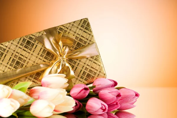 Conceito de celebração - caixa de presente e flores de tulipa — Fotografia de Stock