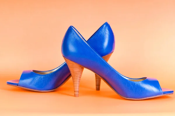 Yüksek topuklu ayakkabılarla mavi kadın moda kavramı — Stok fotoğraf