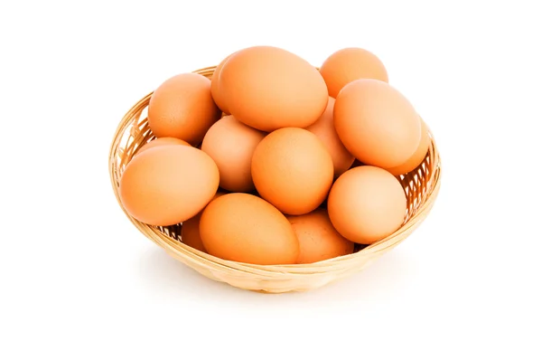 白の籠の中の茶色の卵 — ストック写真