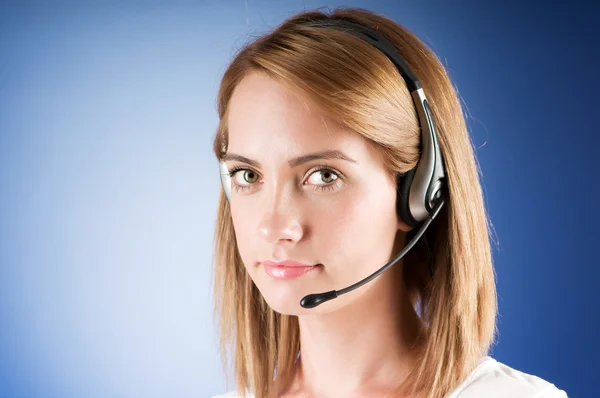 Jonge call center operator met de headset — Stockfoto