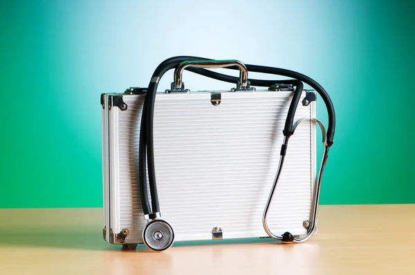 Doctor's geval met stethoscoop tegen kleurrijke achtergrond — Stockfoto