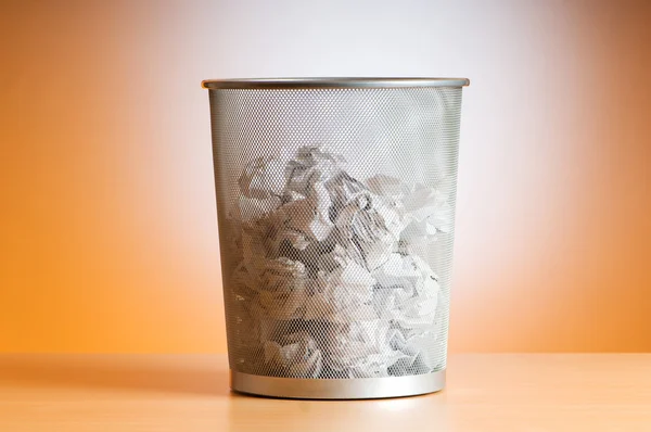 쓰레기 빈 종이 낭비에 고립 된 화이트 — 스톡 사진