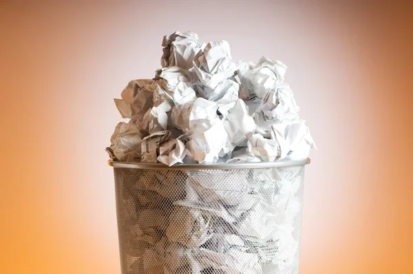 Caixote do lixo com resíduos de papel isolados em branco — Fotografia de Stock