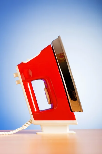 Modern elektromos vasalót, színes háttérrel — Stock Fotó