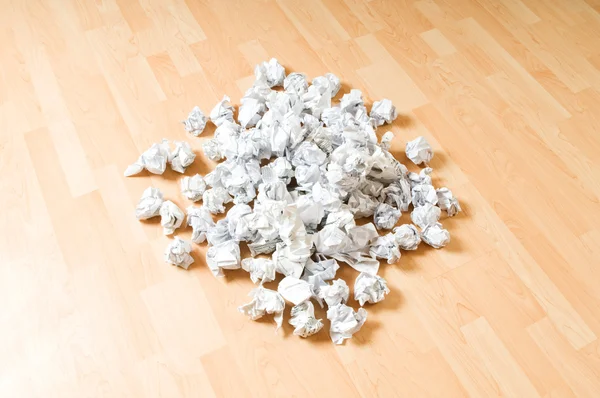 Lotes de papel de lixo no chão de madeira — Fotografia de Stock