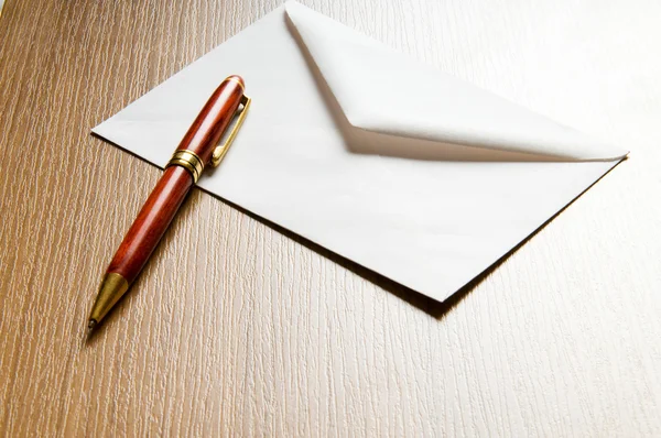 Postkonzept mit vielen Umschlägen auf dem Tisch — Stockfoto