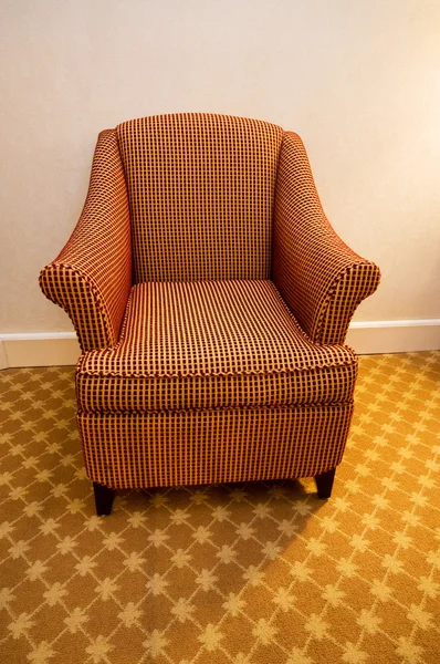 Интерьер комнаты - современный кресло против стены — стоковое фото