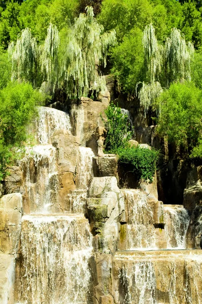 Hoge watervallen op de heldere zomerdag — Stockfoto