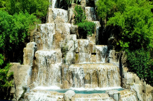 Höga vattenfall ljusa sommar dag — Stockfoto