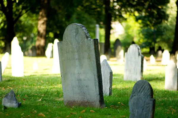 Begraafplaats met vele grafstenen op de heldere dag — Stockfoto