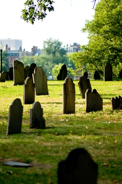 Kyrkogården med många gravstenar på ljusa dagen — Stockfoto
