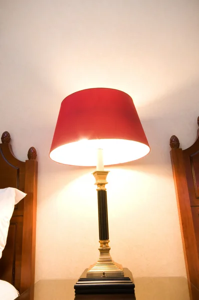 Kamer interieur - licht staan op de tafel — Stockfoto