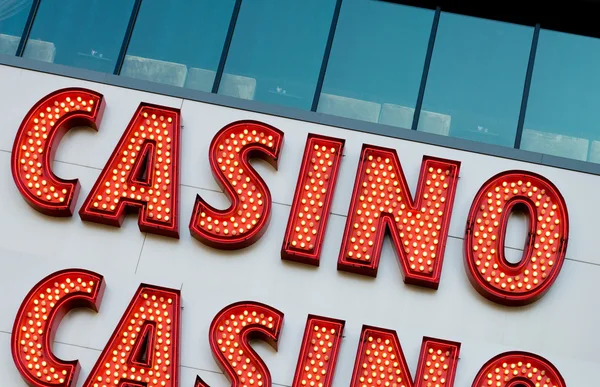 Casino vchod s písmeny velké neon červený — Stock fotografie