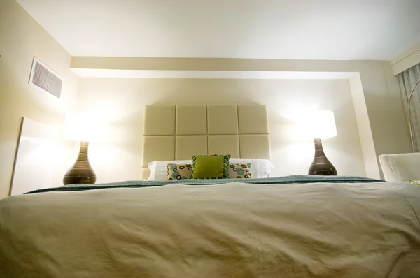 现代室内双人床 — 图库照片