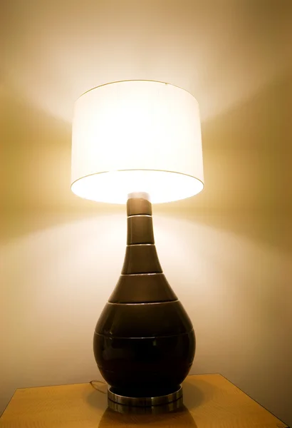 Rum interiör - ljus står på bordet — Stockfoto