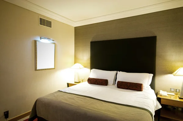 ホテルの部屋のダブルベッド — ストック写真
