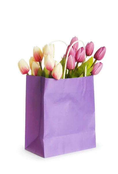 在购物袋上白色隔离的郁金香 — 图库照片