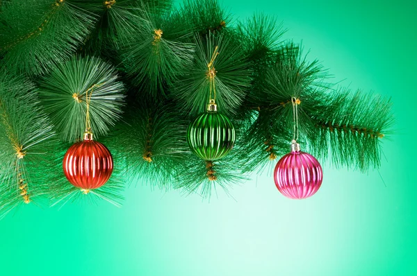Renkli arkaplana karşı Noel süslemesi — Stok fotoğraf