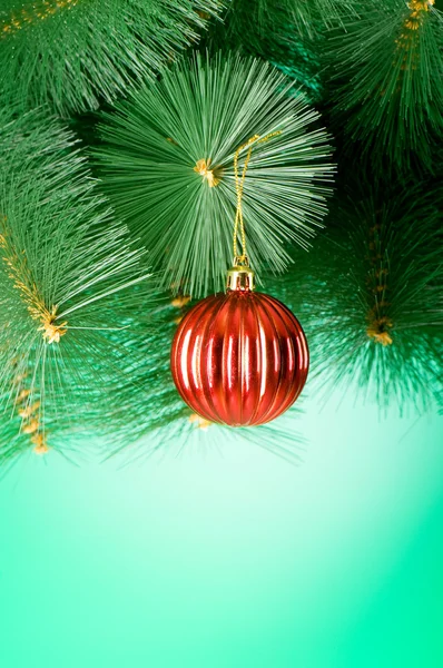 다채 로운 경관을 배경으로 한 크리스마스 장식 — 스톡 사진