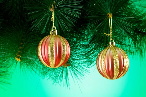 Jul dekoration mot den färgglada lutning bakgrund — Stockfoto