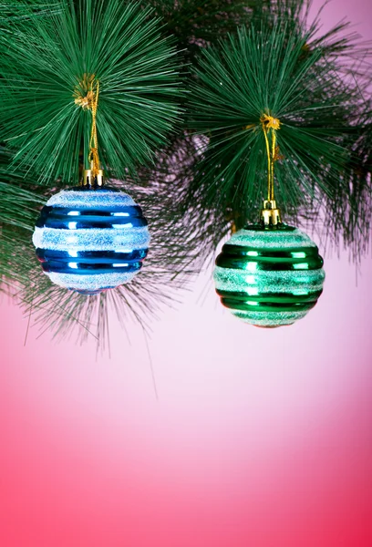 カラフルなグラデーションの背景に対するクリスマスの装飾 — ストック写真