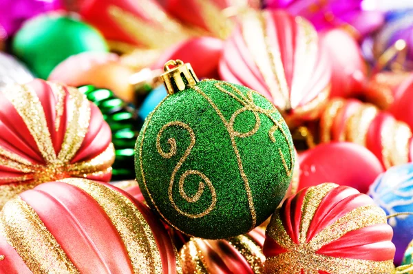 Красочные рождественские украшения на блестящем фоне — стоковое фото