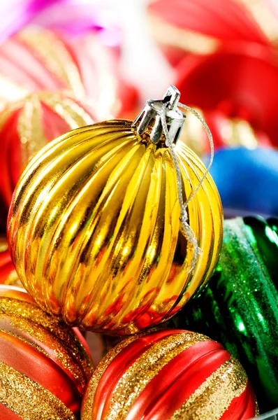 Kolorowe świąteczne dekoracje na błyszczącym tle — Zdjęcie stockowe